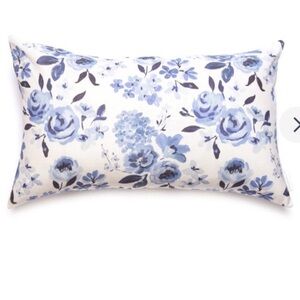 Highland floral pillow covers. Great used condition. Ivory